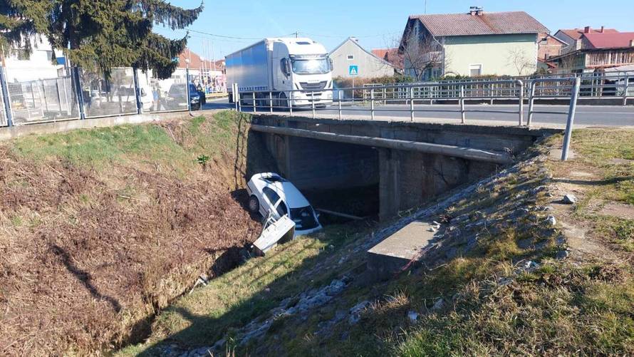 FOTO Prometna u Virju: Auto s prikolicom završio u potoku