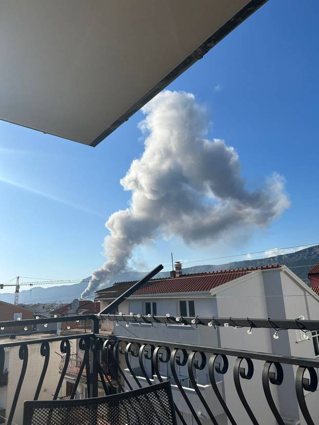 FOTO Buktinja u Kaštelima: 'Sve smrdi po dimu, odjekuju sirene. Strah nas je da se ne proširi!'