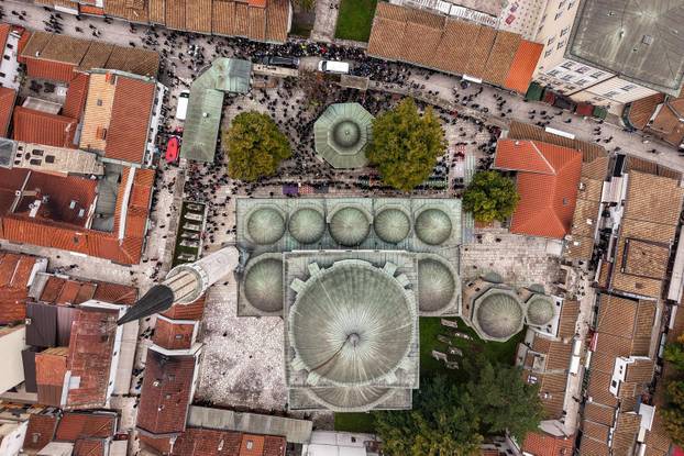 Sarajevo: Pogled iz zraka na dženazu za Halida Bešlića u Gazi Husrev-begovoj džamiji