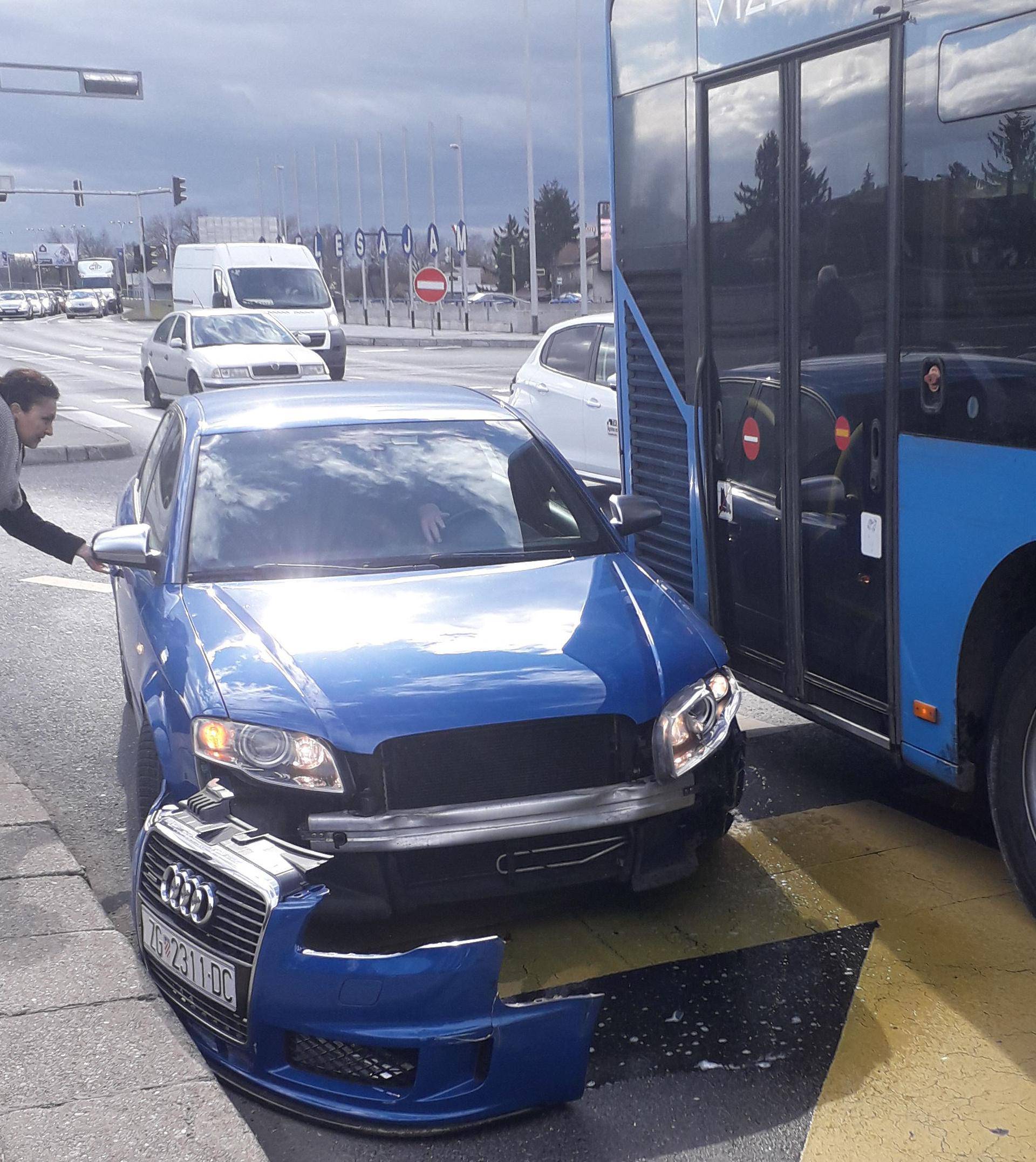 Sudarili se ZET-ov bus i Audi: Prednji dio auta mu je oštećen