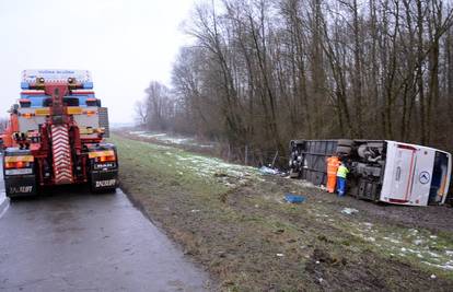 Bus sletio s autoceste, među 13 ozlijeđenih je i troje djece 