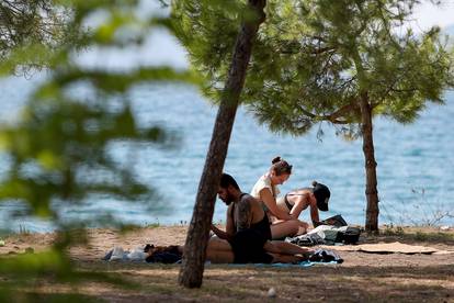 FOTO Ne pada ispod 35°C! Kraj je kolovoza, plaže i dalje pune