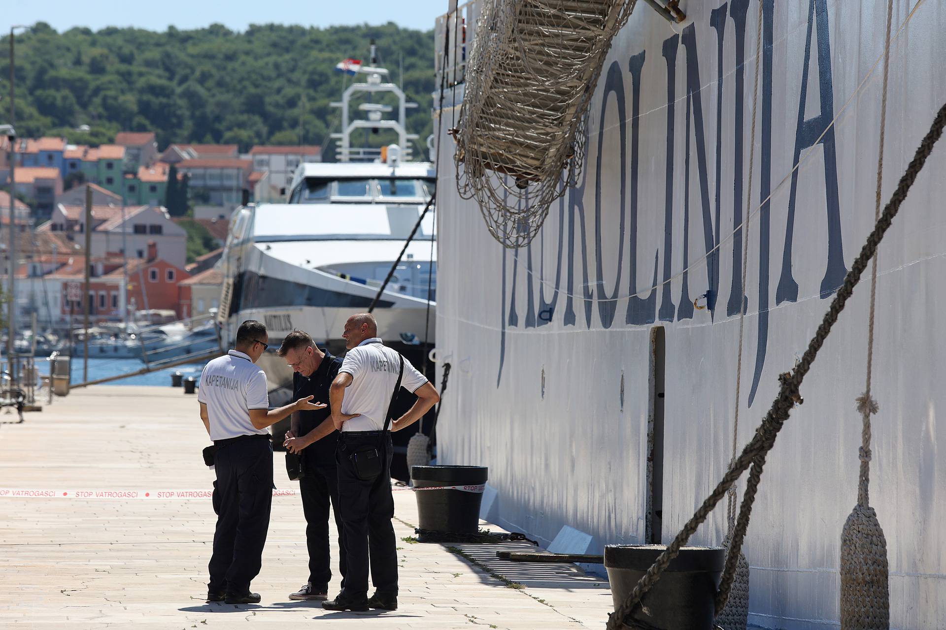 Mali Lošinj: U tijeku je očevid nakon što je troje djelatnika Jadrolinije poginulo nakon pada rampe