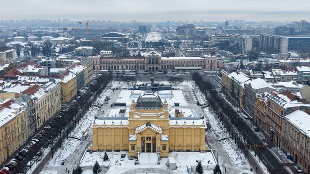 Pogled iz zraka na centar Zagreba prekriven snijegom