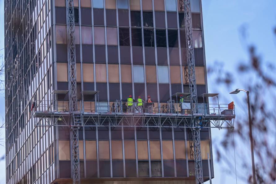 Zagreb: Postavljena dizalica na zgradu Vjesnika na kojoj traju pripreme za rušenje