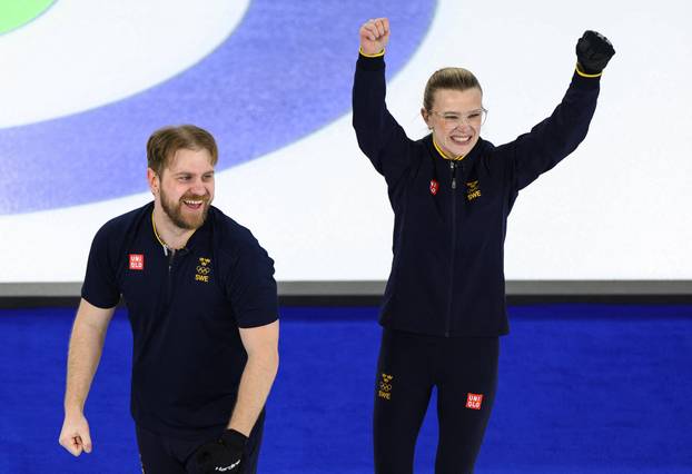 FOTO Slovenci prvi u skijaškim skokovima, brat i sestra osvojili zlato u curlingu, Shiffrin druga
