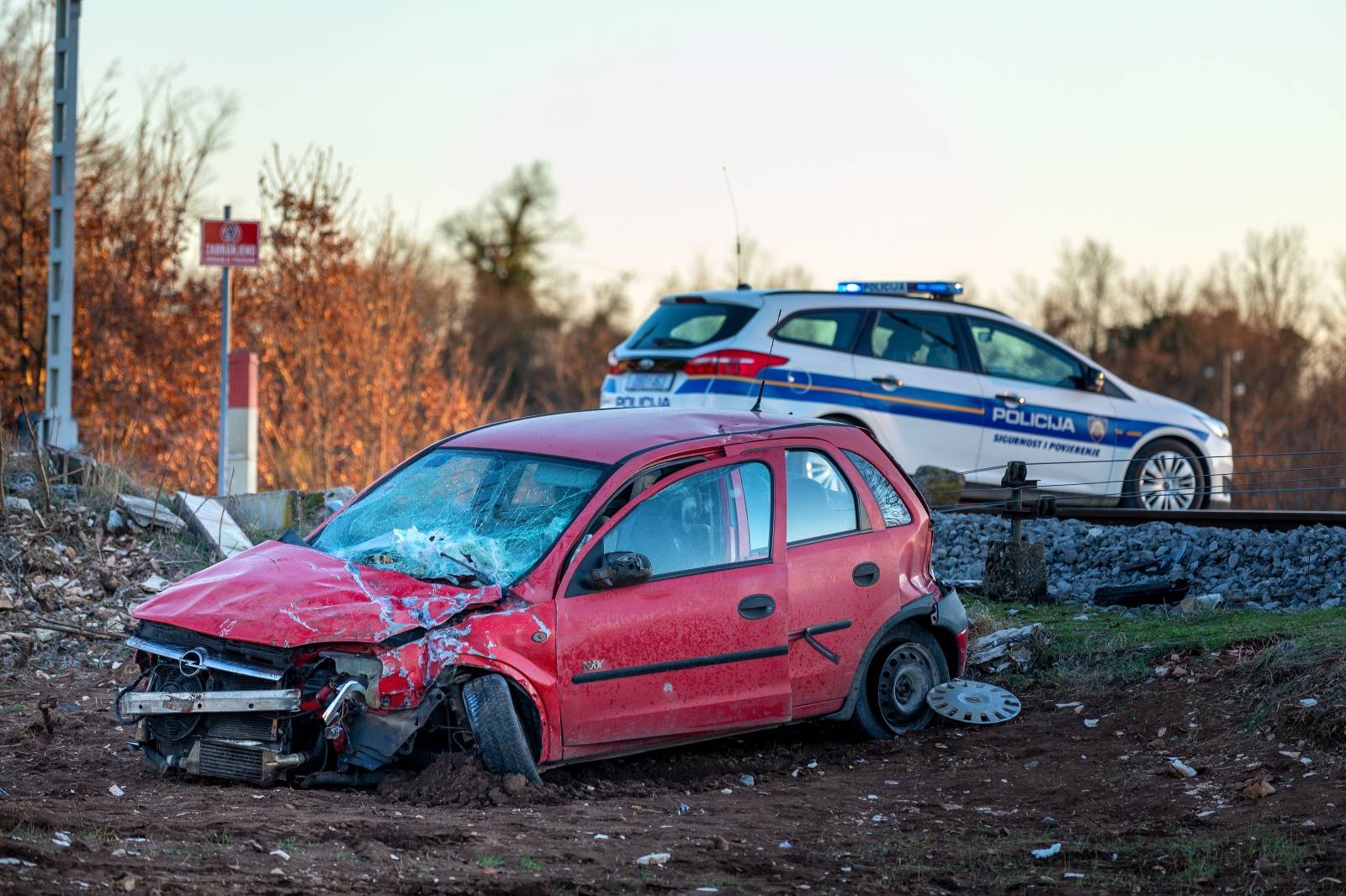 U Svetom Petru u šumi automobilom podletio pod vlak