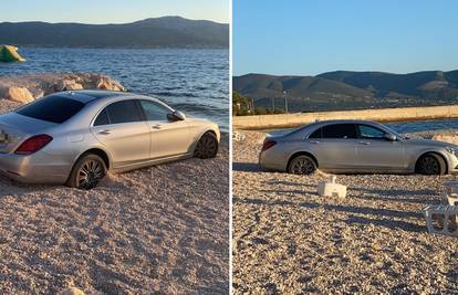 Mercedes ni da mrdne: Parkirao auto na plaži pa zapeo u šljunku