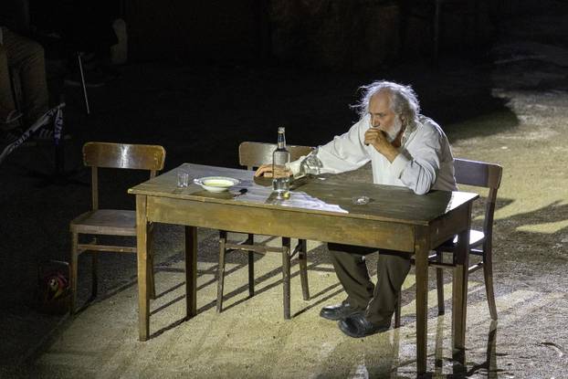 Pula: U Malom rimskom kazalištu odigrana je predstava "Antigona - 2000 godina kasnije"