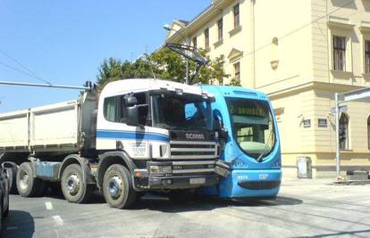 Zagreb: Teretni kamion naletio na ZET-ov tramvaj