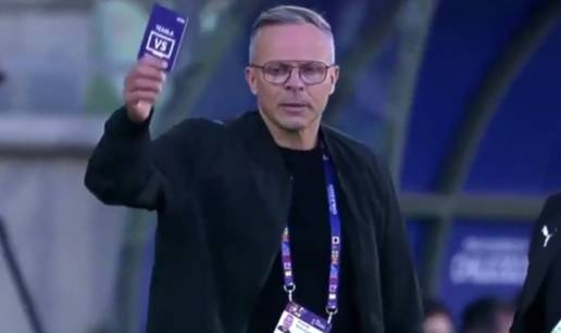 VIDEO Fifina inovacija: Trener je mahao kartonom ispred sudaca