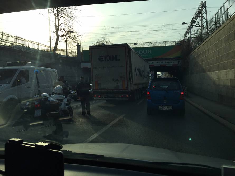 Nije gledao znakove: Još jedan šleper zapeo u Miramarskoj...