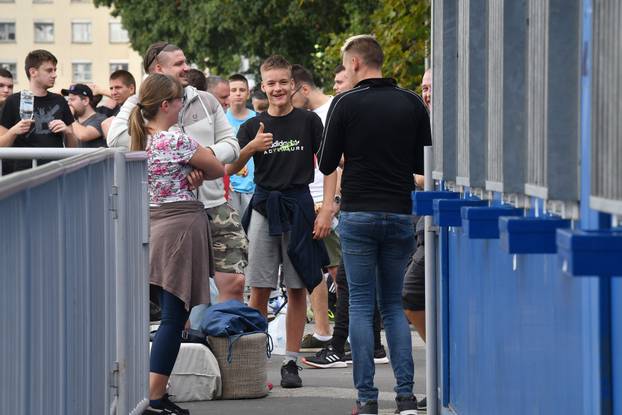 Zagreb: Stotine navijača satima strpljivo čekaju u redu kako bi nabavili ulaznice za utakmicu između Dinama i Chelseaja 