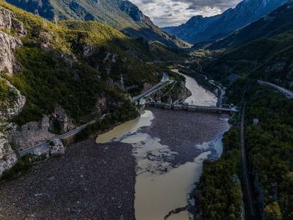 FOTO Evo kako izgleda Neretva: Smeđom rijekom pluta smeće