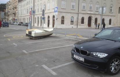 Vezao brod za znak za invalide na parkiralištu na splitskoj rivi