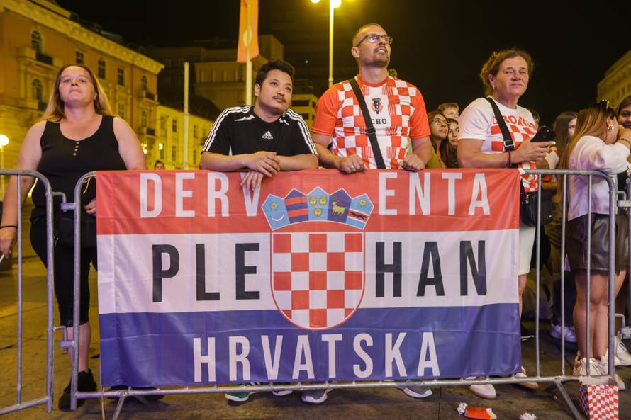Zagreb: Navijači na na Trgu bana Jelačića prate utakmicu Hrvatska  - Portugal 