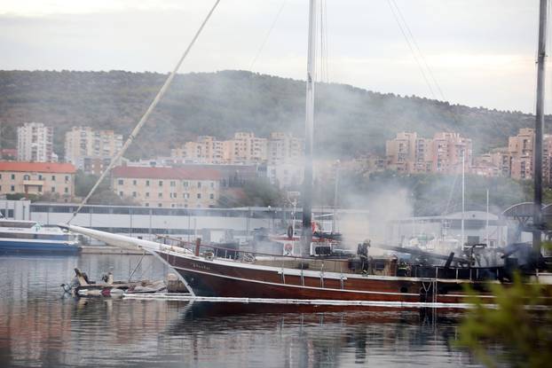 Šibenik: Izbio požar na turističkom jedrenjaku, očevid u tijeku