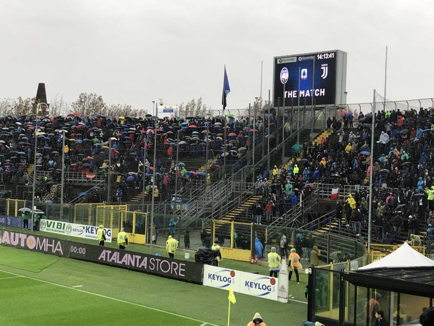 Kiša lije, a stadion 'gori': Bez dokumenata nema na utakmicu
