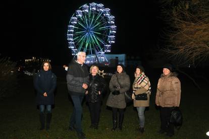 FOTO Advent u Karlovcu nikad nije bio sjajniji - panoramski kotač je pravi hit!