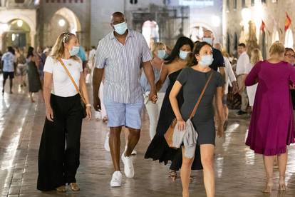 Johnson i žena 'skoknuli' su do Dubrovnika: Šetali su s maskom na licu pa je skinuli  za poziranje