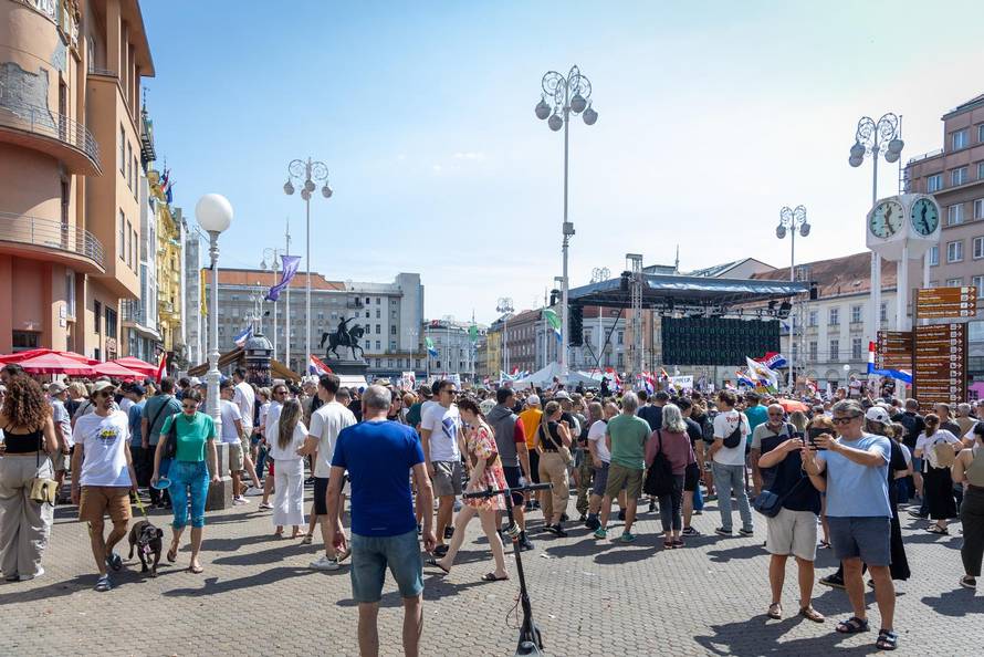 Glavni trg u Zagrebu prepun prosvjednika zbog opasnog otpada u Lici
