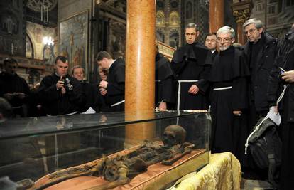 Vjernici se mole ostacima sv. Antuna Padovanskog