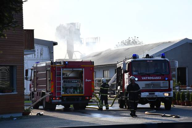 FOTO Buktinja 'progutala' halu tvornice Windor kod Pleternice