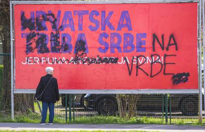 Užas u Sopotu: Netko je uništio plakate SDSS-a i išarao ih, sad na njima pišu ustaški slogani