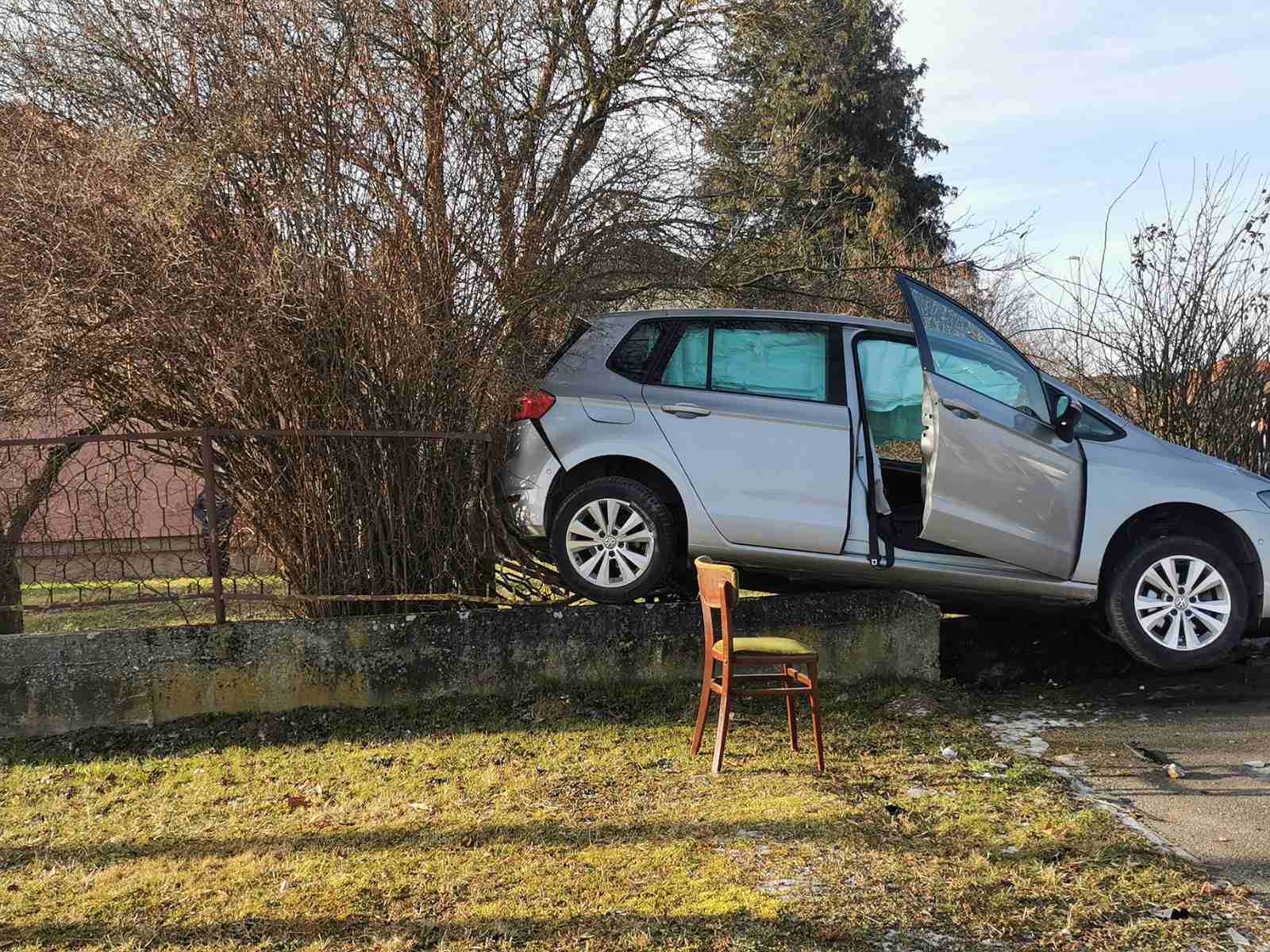 VIDEO Krš i lom u Koprivnici: Jedan auto završio u dvorištu, drugom smrskan prednji kraj