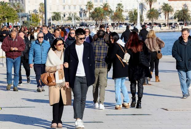 Zubato sunce u Splitu izmamilo je brojne šetače