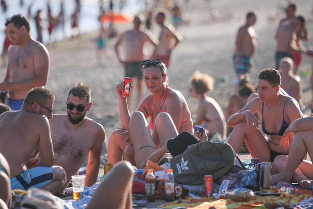 Osijek: Osječani pronašli osvježenje kupanjem na Dravi