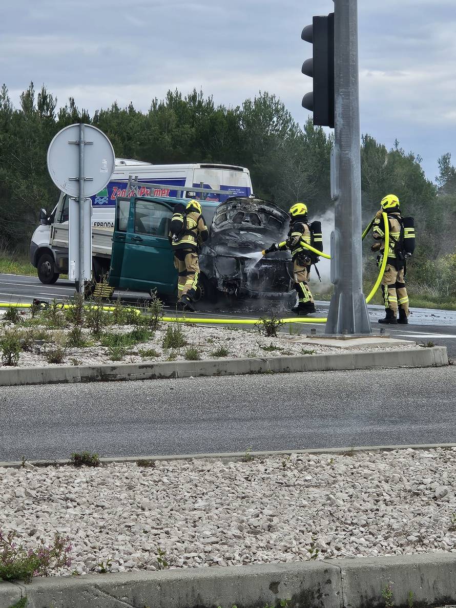 Dramatične scene iz Vodica: Auto se zapalio na obilaznici!