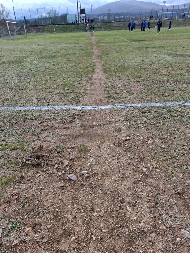 FOTO Sramota u Hrvacama. Ovo je nogometni teren?! Javio se savez, pogledajte što su našli