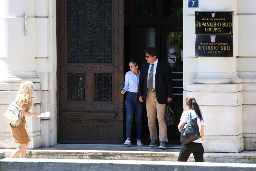 Nožem izbola sestru blizanku: 'Dajana je maltretirala Saru...'