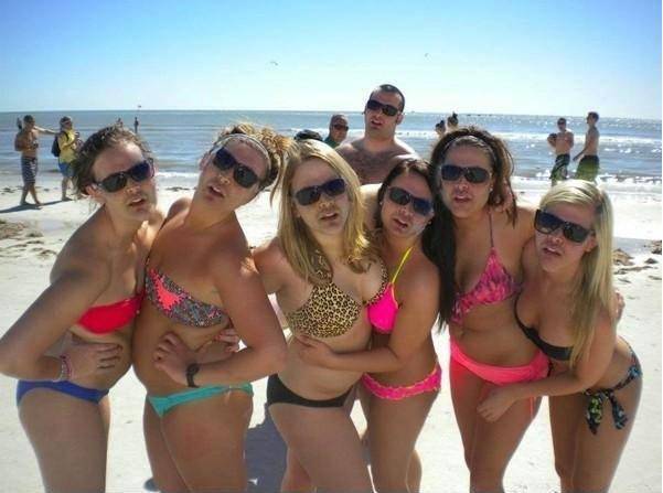 Djevojke se 'fotkale' na plaži, ali što na ovoj slici nije u redu?