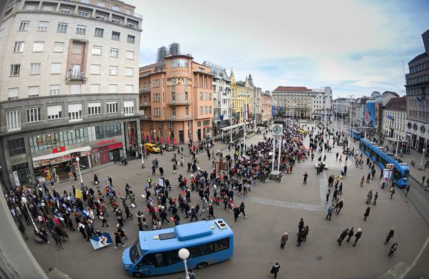 Zagreb: Prosvjednici krenuli na Markov trg