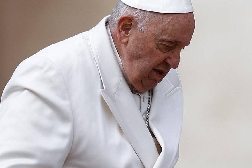 Papa Franjo ima upalu pluću, boli ga u prsima. Upitno je hoće li moći voditi misu za Uskrs