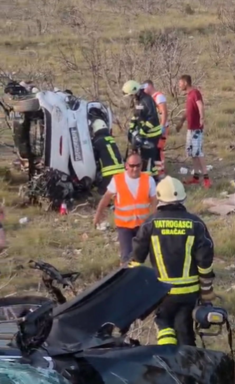 Prve fotografije s mjesta užasa: Ovdje je kod Obrovca poginulo dvoje. Automobili su smrskani!