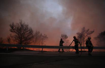 FOTO  Vatrogasci u paklu požara diljem Dalmacije: Herojski gasili cijelu noć, dolazili i iz Zagreba