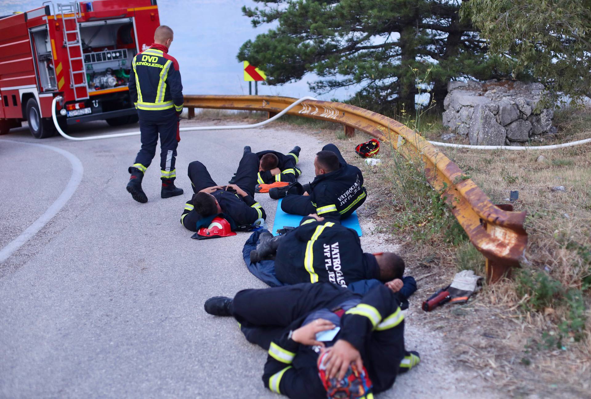 Gornje Sitno: Dolaskom kanadera isrpljenim vatrogascima omogućen kratki odmor