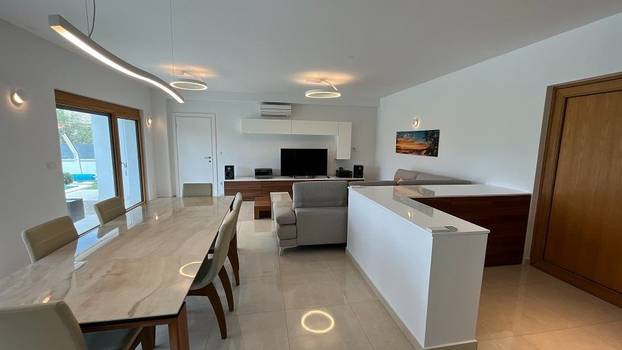 FOTO Vila iznad Malinske ima bazen i predivan pogled na more - Evo koliko bi vas koštala