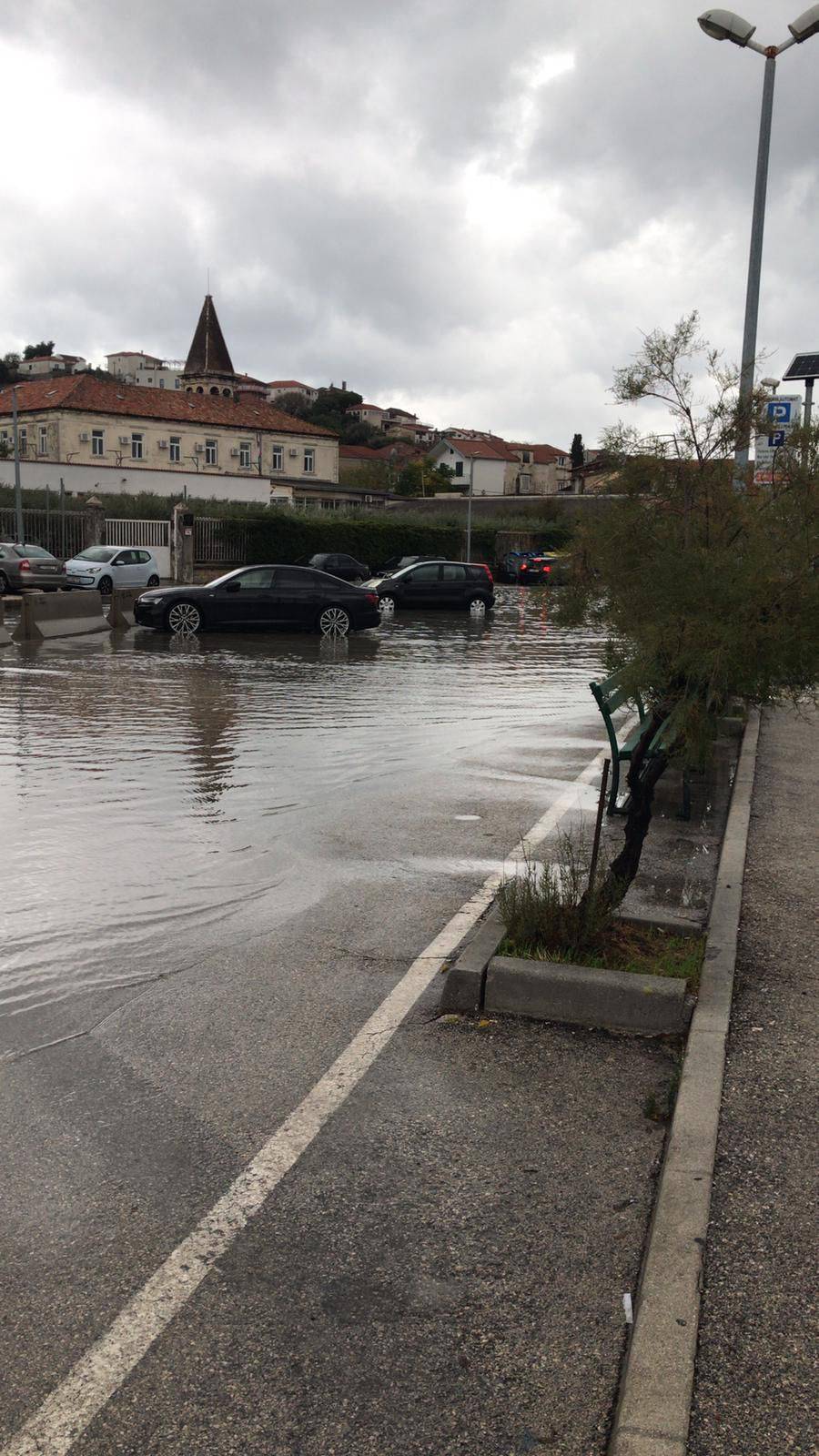 UŽIVO Diljem obale poplavljene ceste, tržnice i kafići. U Bakru zabilježena povijesna plima