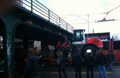 Zagreb: Kamion prošao, a bager zapeo za nadvožnjak