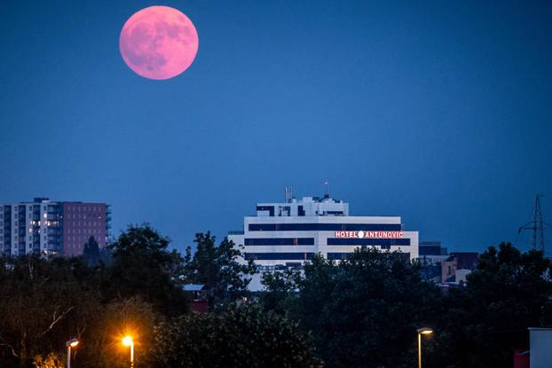 Puni mjesec nad Zagrebom