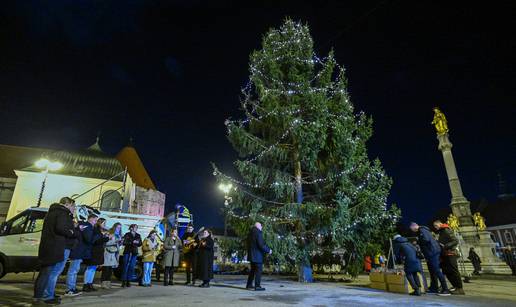 VIDEO Zagrepčani okitili bor ispred katedrale uz pjesmu i veselo blagdansko raspoloženje