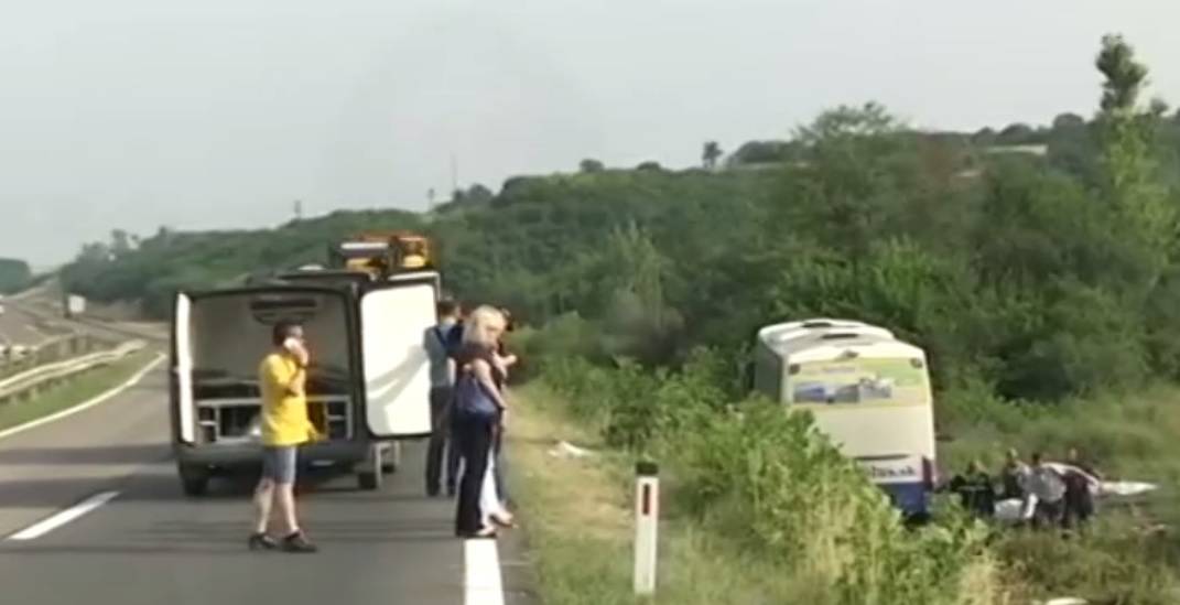 Prevrnuo se autobus: Izvlače tijela mrtvih, deseci ozlijeđenih