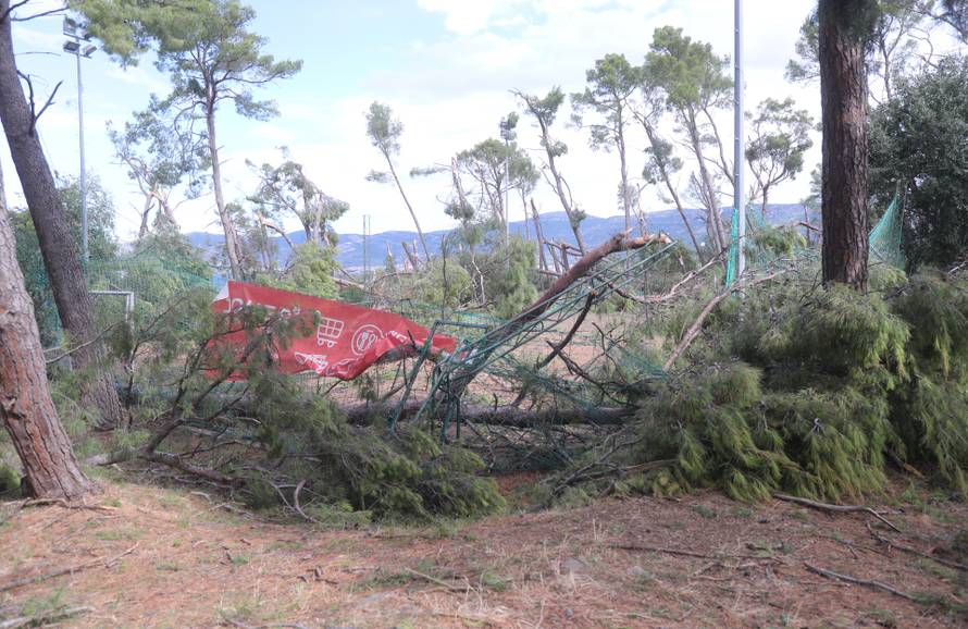 Posljedice velikog nevremena u Splitu, Marjan oštećen i zatvoren za građane