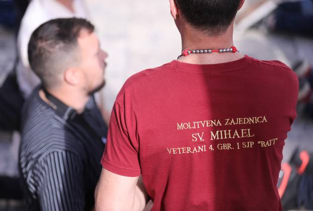 Split: Na Peristilu se održala još jedna muška molitva krunice