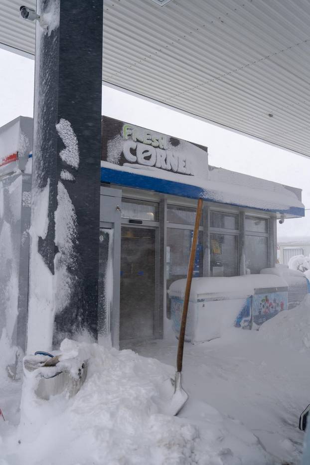 Korenica: Jako snježno nevrijeme stvorilo velike probleme u prometu