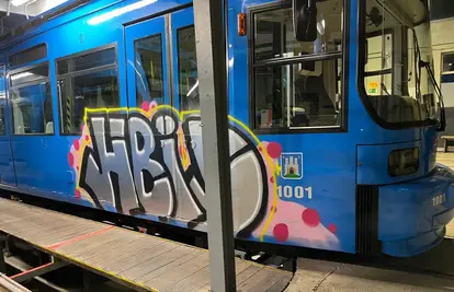 Netko upao u ZET na Remizi i išarao tramvaj iz Augsburga: 'To je iznimno opasno zbog napona'